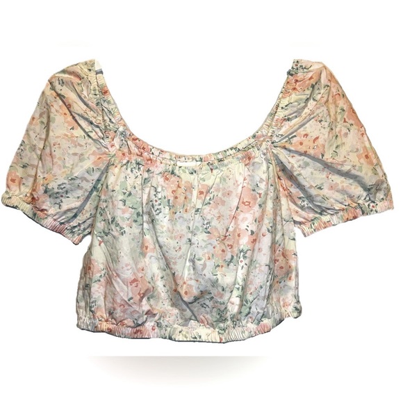 H&M Tops - 2/$10 EUC H&M Ladies pastel Floral Print crop top square neck ruffle cap sleeves